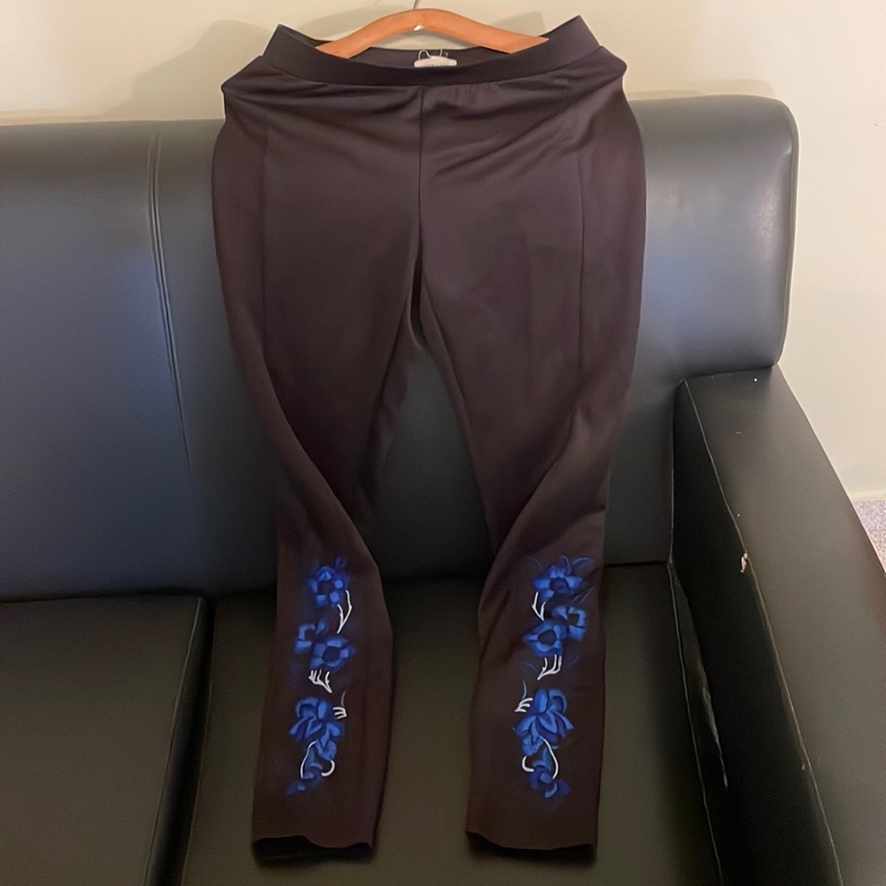 Black leggings with side embroidery